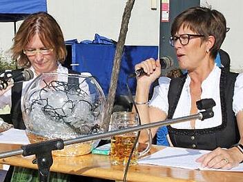 Die "Tratschtanten" Claudia Gössele (links) und Sylvia Schultheiß schauten in die Glaskugel, nahmen sich bei der Kirchweihpredigt selbst auf die Schippe und sprachen auch aktuelle Themen an. Foto: M. Stelzner