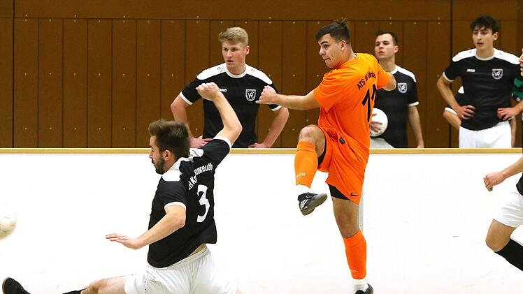 Nino Müller knallt den Ball auf das Katschenreuther Tor, Martin Schuberts Grätsche kommt zu spät. Foto: Monika Limmer