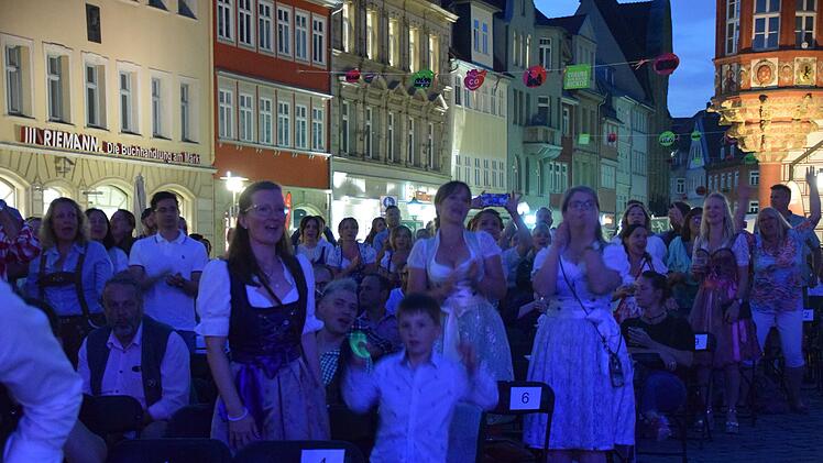 Auch ohne Festzelt geht die Stimmung beim OPA-Konzert durch die Decke - die Besucher verlangen am Ende des Konzerts mehrmals eine Zugabe.