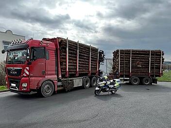 Schwerlastkontrolle auf der A9 bei Himmelkron Schwerlastkontrolle auf der A9 bei Himmelkron