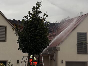 Großeinsatz bei Dachstuhlbrand - Feuerwehrmann bei Löscharbeiten verletzt