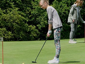 Lisa Pflaum auf dem Green: Sie versucht sich beim Einlochen des Balles. Fotos: gg