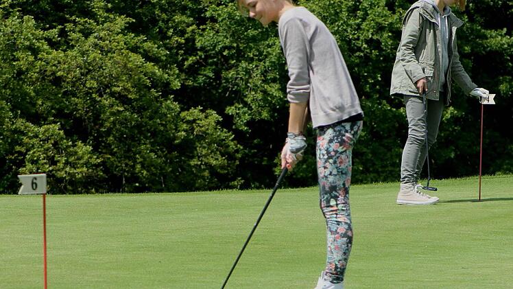 Lisa Pflaum auf dem Green: Sie versucht sich beim Einlochen des Balles. Fotos: gg