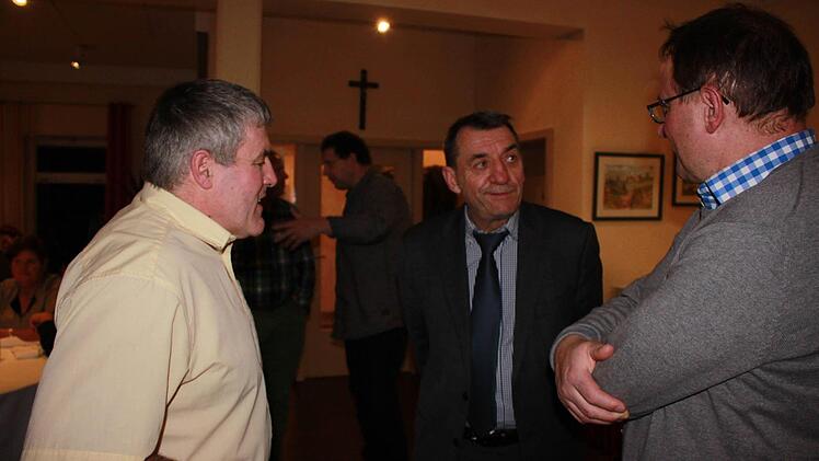 Paul Berchtold (Zeil) und Dieter Gerstenkorn (Ebern) im Gespräch mit stellvertretendem Landrat Oskar Ebert, der sich die Probleme der Malerinnung genau anhörte.