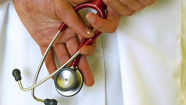 Wenn es nach der KVB geht, müssen ab April auch Pathologen oder Nuklearmediziner Bereitschaftsdienste übernehmen.  Foto: Patrick Pleul/dpa