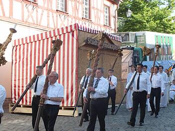 Nach der Messe setzte sich die Prozession in Bewegung Foto: Manfred Welker