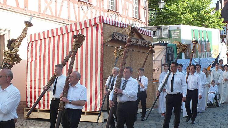 Nach der Messe setzte sich die Prozession in Bewegung Foto: Manfred Welker