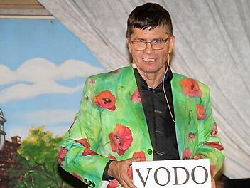 Bei seinem Auftritt im Geldnersaal in Loffeld nahm der Bamberger Kabarettist Mäc Härder die Franken mit all ihren Facetten aufs Korn. Kein Buchstabensalat: Die Besucher sind vodo (von hier). Foto: Gerda Völk