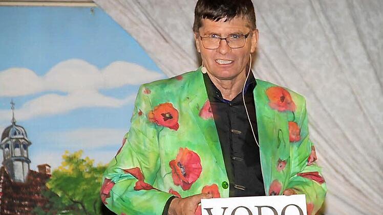 Bei seinem Auftritt im Geldnersaal in Loffeld nahm der Bamberger Kabarettist Mäc Härder die Franken mit all ihren Facetten aufs Korn. Kein Buchstabensalat: Die Besucher sind vodo (von hier). Foto: Gerda Völk