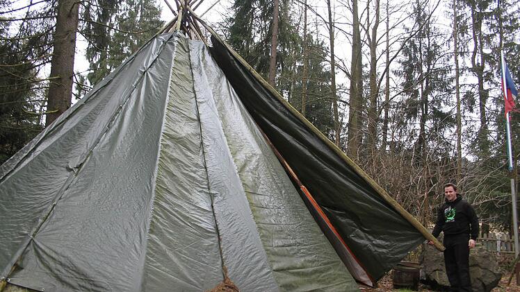 Das Tipi ist von Hans-Joachim Hösch nach dem Vorbild der echten Indianerzelte gebaut worden.