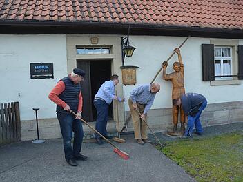 Die Mitglieder des Floßverein Unterrodach haben viel Freizeit in ehrenamtliche Arbeit gesteckt, um ihr Flößermuseum für die Besucher herauszuputzen. Von links Hubert Dietl (Schatzmeister), Gerd Ehrlich (Flößer), Martin Hetz (Flößer), Michael Thiemann (Floßmeister).  Foto: Karl-Heinz Hofmann