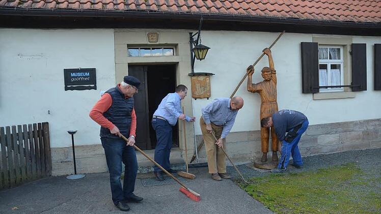 Die Mitglieder des Floßverein Unterrodach haben viel Freizeit in ehrenamtliche Arbeit gesteckt, um ihr Flößermuseum für die Besucher herauszuputzen. Von links Hubert Dietl (Schatzmeister), Gerd Ehrlich (Flößer), Martin Hetz (Flößer), Michael Thiemann (Floßmeister).  Foto: Karl-Heinz Hofmann