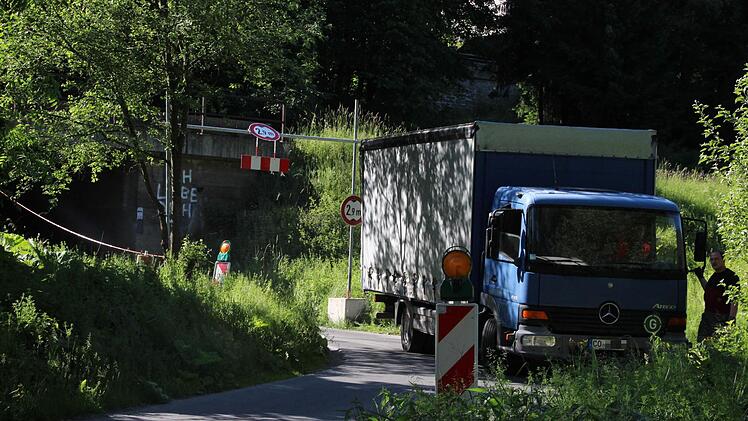 Dieser Coburger Laster blieb am Dienstag bei der niedrigen Bahnunterführung in Lauenstein nach einem Wendemanöver stecken.  Foto: Friedwald Schedel