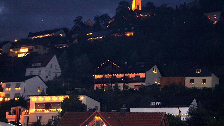 Das am Hang gelegene Wilhelmsthal kam mit der Illuminierung besonders gut zur Geltung.  Foto: Michael Wunder