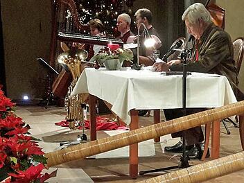 Wuchtige Alphörner bildeten die stilvolle Kulisse bei der Bergweihnacht mit Siegfried Rauch. Der bekannte Schauspieler gastierte am Zweiten Weihnachtsfeiertag zum ersten Mal in Bad Brückenau. Foto: Rolf Pralle