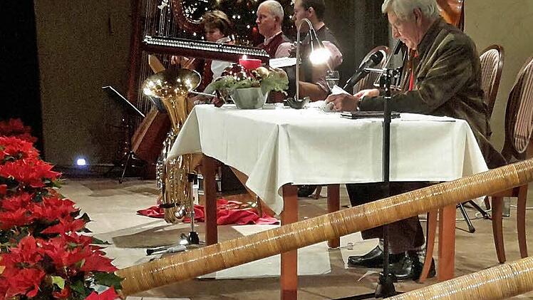 Wuchtige Alphörner bildeten die stilvolle Kulisse bei der Bergweihnacht mit Siegfried Rauch. Der bekannte Schauspieler gastierte am Zweiten Weihnachtsfeiertag zum ersten Mal in Bad Brückenau. Foto: Rolf Pralle