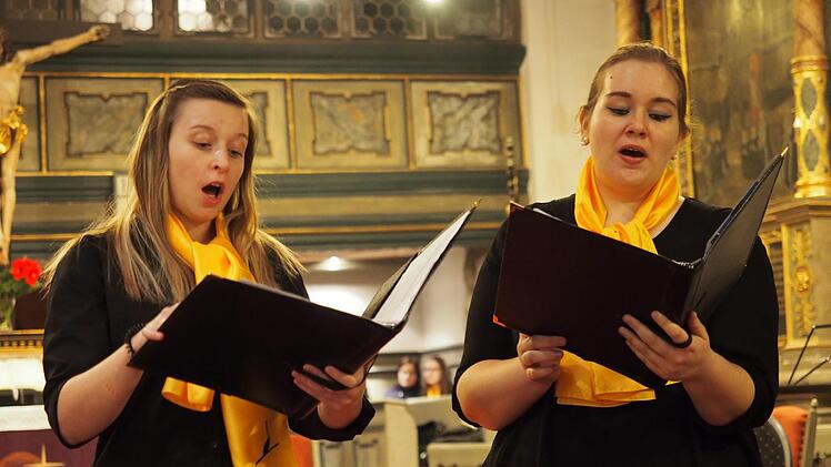 Susanne Heckmann und Annika Hartmann harmonierten bestens beim bezaubernden Blumenduett aus der Oper "Lakmé". Foto: Nicole Julien-Mann
