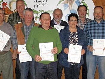 Mit der "goldenen Nadel" des Landesverbandes ausgezeichnete Vereinsmitglieder des Kleintierzuchtvereins Roth u. Umg.: (v. li.) Hans Mahr, Georg Herbst, Ernst Mahr, Werner Kirschner, Lorenz Funk, Ruth Tremel, Hans Ru&szlig;, Stefan Finzel und Vorstand Andreas Tremel.  Foto: privat