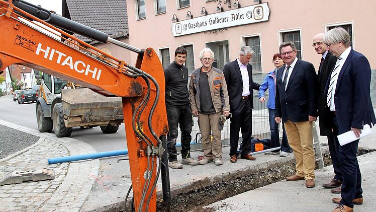 Während des Ausbaus von Kanalisation, Wasserleitung und Ortsdurchfahrt in Stettfeld besprach die Delegation mit Zweiter Bürgermeisterin Doris Simon diese Maßnahme. Fotos: Günther Geiling