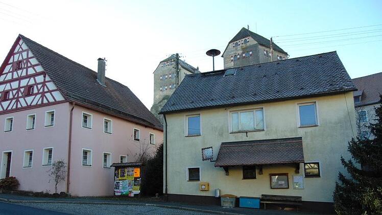 Das alte Rathaus  (r.)  am früheren Marktplatz in Hiltpoltstein wird abgerissen. Ein neuer Marktplatz soll dort entstehen. Foto: Petra Malbrich