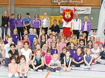 Ein starker Löwe, motivierende Übungen und ein tolles Team stecken hinter der Entwicklung des neuen Kinderturnabzeichens löwenSTARK, das als Auftaktveranstaltung in der Sporthalle der Pestalozzischule erstmalig vorgestellt wurde. Foto: Wolfgang Desombre