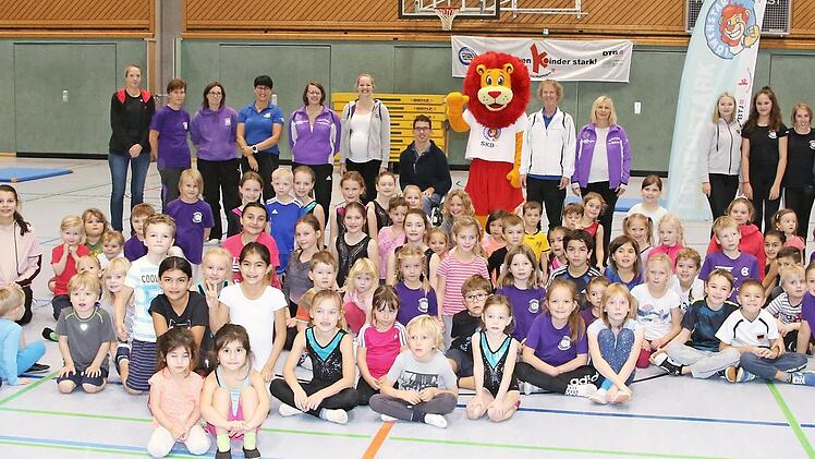 Ein starker Löwe, motivierende Übungen und ein tolles Team stecken hinter der Entwicklung des neuen Kinderturnabzeichens löwenSTARK, das als Auftaktveranstaltung in der Sporthalle der Pestalozzischule erstmalig vorgestellt wurde. Foto: Wolfgang Desombre