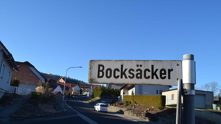 Die Stra&szlig;e "Bocks&auml;cker" in Premich  f&uuml;hrt ins gleichnamige neue Baugebiet.   Foto: Johannes Schlereth