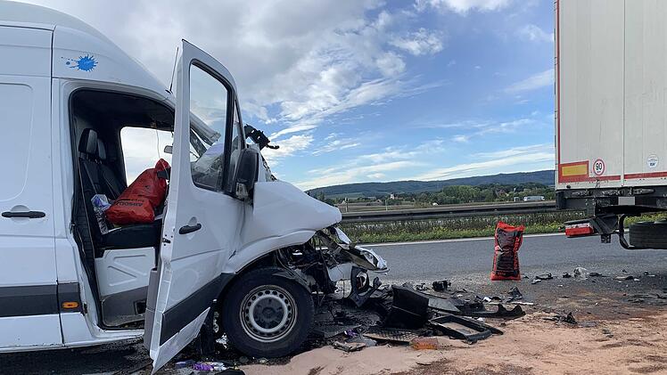 Sprinter fährt im Stauende auf Laster auf: Drei Personen schwer verletzt