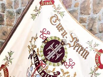 Die aufwendig renovierte Traditionsfahne des Turn-Vereins Pressig aus dem Jahre 1909 Foto: Wolfgang Leicht