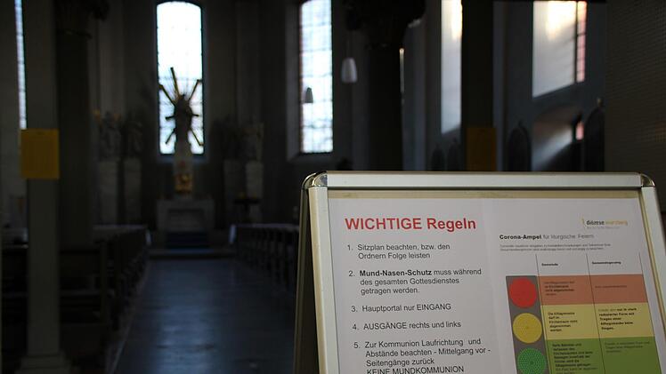Bereits im Eingangsbereich weist ein Schild auf die Regeln des Gottesdienstbesuchs hin. Foto: Ulrike Müller