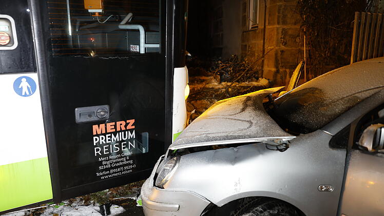 Unfall mit zwei Schulbussen und Kleinwagen auf schneeglatter Fahrbahn