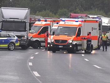 A6 bei Ansbach: Ersatzreifen verursacht Unfall-Serie mit sechs Fahrzeugen