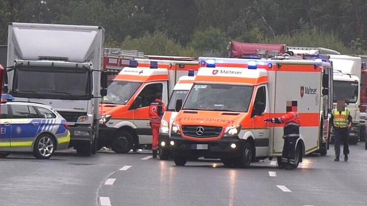 A6 bei Ansbach: Ersatzreifen verursacht Unfall-Serie mit sechs Fahrzeugen