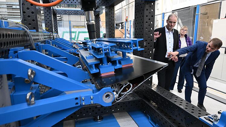 Er&ouml;ffnung eines neuen Pr&uuml;fstands f&uuml;r intelligente Fl&uuml;gel