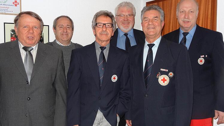 Für lange Jahre selbstlosen Dienst bei der Sanitätsbereitschaft und beim Bayerischen Roten Kreuz wurden (von links) Wolfgang Schmitt, Erich Will und Kolonnenarzt Dr. Günther Wloczyk geehrt. Mit auf dem Bild sind der neu gewählte Bereitschaftsleiter Alfred Sattes und seine beiden Stellvertreter Manfred Hofmann und Werner Sattes. Fotos: Elli Stühler