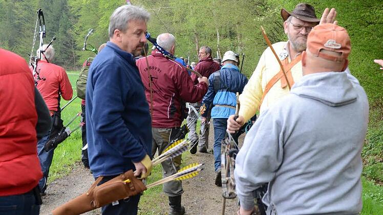 Nach der Bogenkontrolle beginnen die Schützen an unterschiedlichen Stationen im Parcours.
