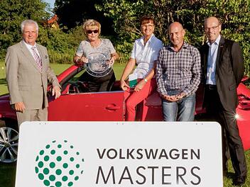 Zum traditionellen Abschlussfoto im Garten des Golfclubs Schloss Mainsondheim fanden sich ein: Eckhard Himmel (Vizepräsident Golfclub Mainsondheim), Liane Schüssler (Netto-Siegerin, 18,1 bis 36), Claudia Viola (Netto-Siegerin, Pro bis 18,0), Christian Schneider (Brutto-Sieger) und Geschäftsführer Christian Wieser (Autohaus Gruppe Spindler). Foto: Thomas