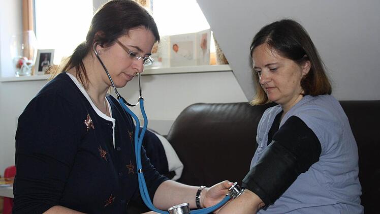 Auch das gehört zum Hausbesuch: Hebamme Denise überprüft den Blutdruck von Mutter Belinda Roeger.