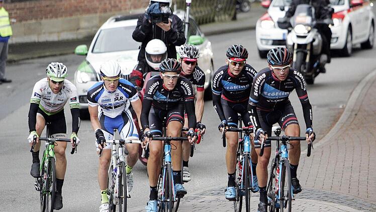 Bevor sich Grischa Janorschke mit Tony Martin absetzte, bestimmte eine sechsköpfige Ausreißergruppe mit dem Altenkunstadter (links) das Renngeschehen in Baunatal. Foto: Roth-Foto