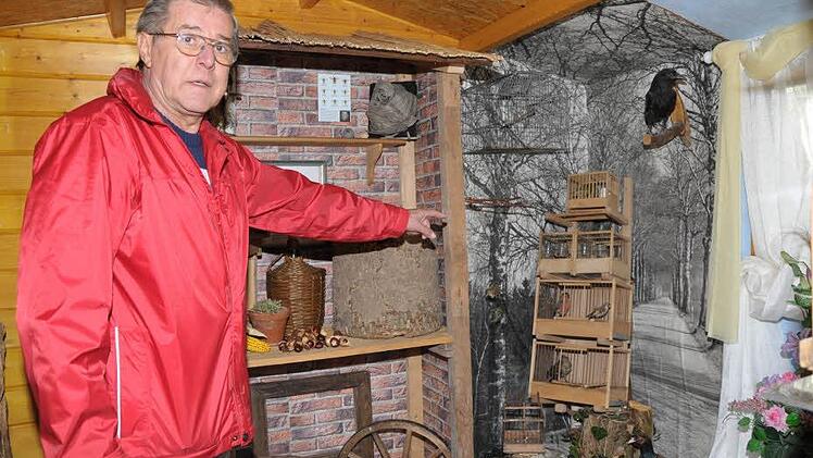 Herbert Peterle im kleinen Vogelkundemuseum, das auch zum Lehrpfad gehört. Foto: Roland Meister