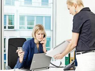 Das Telefon klingelt, neue E-Mails trudeln ein und dann kommt noch die Kollegin: Bei dem Chaos den Überblick zu behalten, ist nicht leicht. Foto: Monique Wüstenhagen