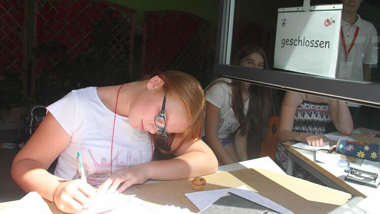 Larissa Grampp (12) bereitet die OB-Wahlen vor. Foto: Sonja Adam