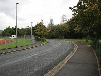 In dieser übersichtlichen Kurve der Staffelsteiner St.-Georg-Straße soll die Lkw-Wendeplatte entstehen. Die Rückstoßmöglichkeit für Lastwagen wird so platzsparend wie möglich angelegt. Foto: Matthias Einwag
