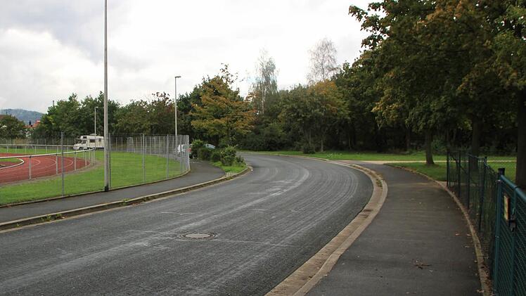In dieser übersichtlichen Kurve der Staffelsteiner St.-Georg-Straße soll die Lkw-Wendeplatte entstehen. Die Rückstoßmöglichkeit für Lastwagen wird so platzsparend wie möglich angelegt. Foto: Matthias Einwag