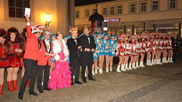 Die Narren beim Rathaussturm in Bad Kissingen.  Foto: Peter Rauch