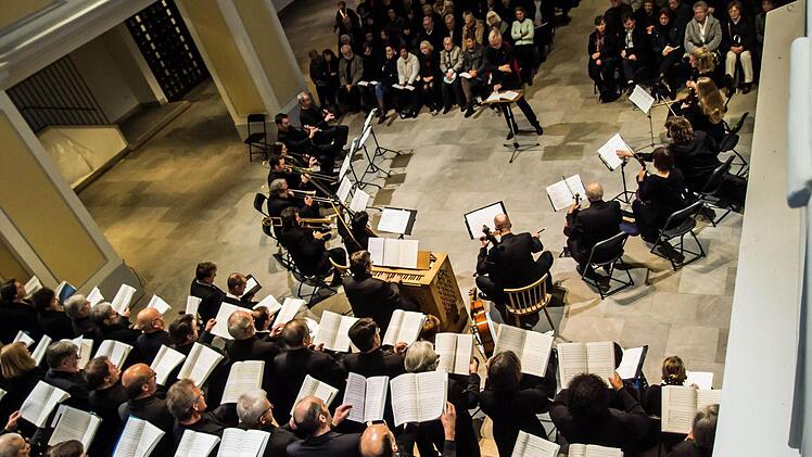 Der Coburger Bachchor beeindruckte zahlreiche Zuhörer mit der Erstauffhührung von Monteverdis Marienvesper in der fast fertig renovierten Morizkirche.Foto: Jochen Berger