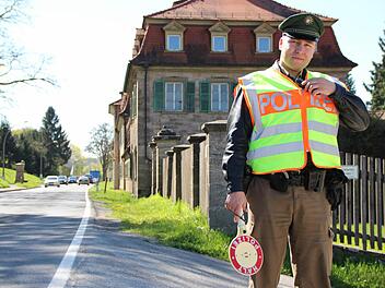 Torsten Seyfferth von der Polizeidienststelle Bad Kissingen ist einer von 13 Beamten, die heute im Bereich Bad Kissingen und Münnerstadt beim Blitzmarathon im Einsatz sind. Foto: Benedikt Borst