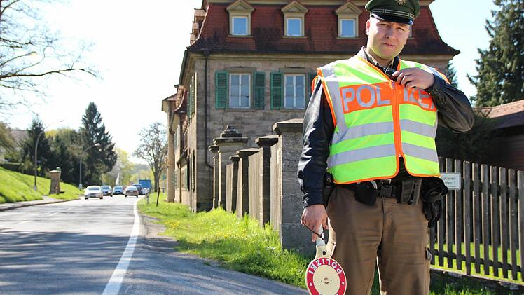 Torsten Seyfferth von der Polizeidienststelle Bad Kissingen ist einer von 13 Beamten, die heute im Bereich Bad Kissingen und Münnerstadt beim Blitzmarathon im Einsatz sind. Foto: Benedikt Borst