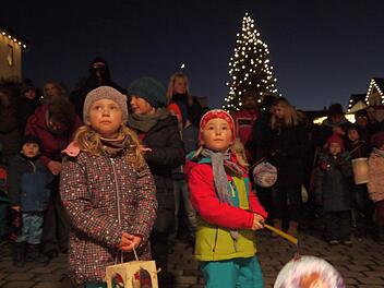 Da machen die Kinder gro&szlig;e Augen: beim Besuch des Christkindes auf dem Neustadter Marktplatz. Foto: Berthold K&ouml;hler