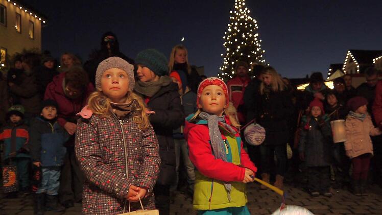 Da machen die Kinder gro&szlig;e Augen: beim Besuch des Christkindes auf dem Neustadter Marktplatz. Foto: Berthold K&ouml;hler